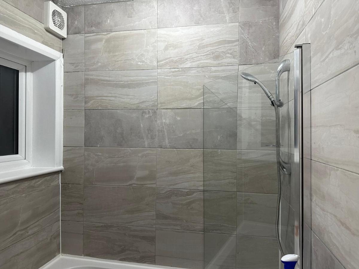 3Rd Studio Flat With Private Toilet And Bathroom Setup For Family Enjoyment 134 Keedonwood Road Bromley Exterior photo