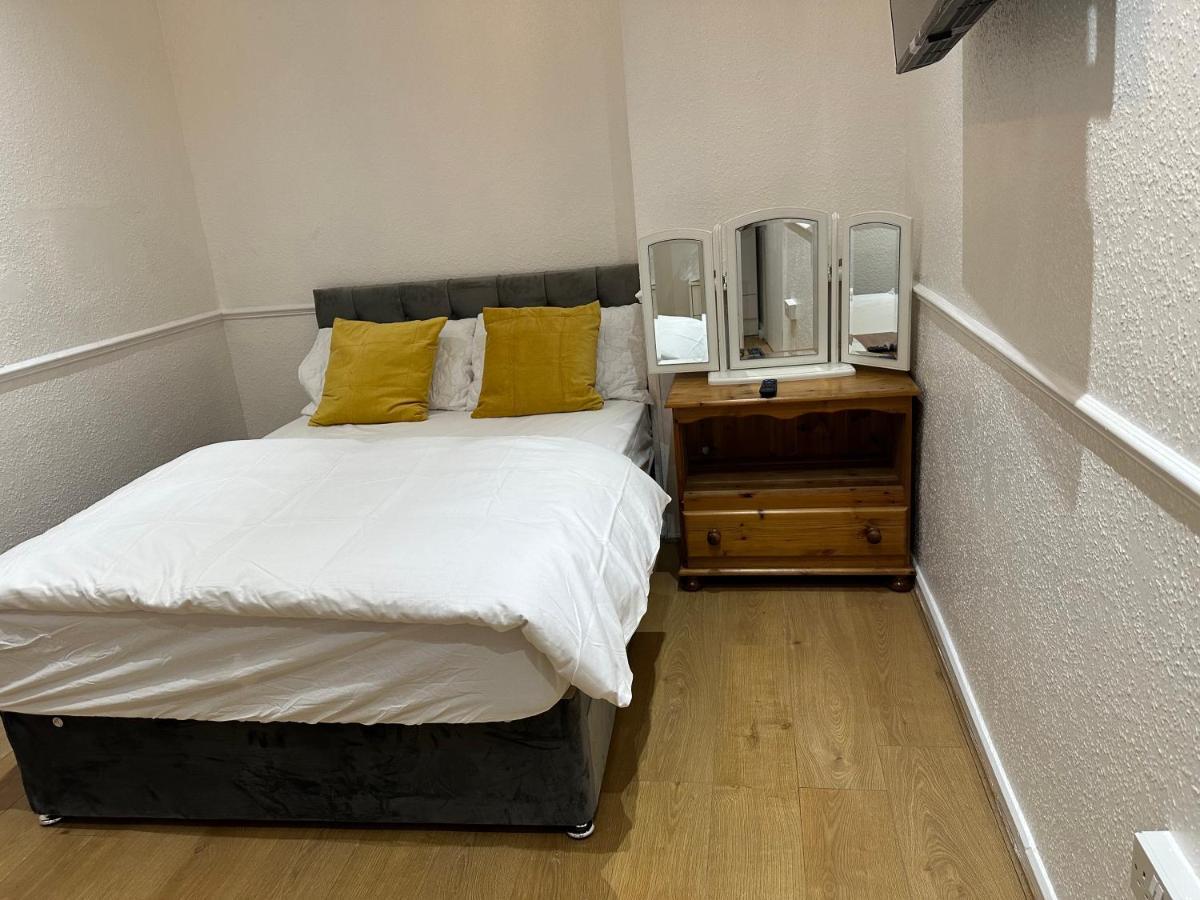 3Rd Studio Flat With Private Toilet And Bathroom Setup For Family Enjoyment 134 Keedonwood Road Bromley Exterior photo