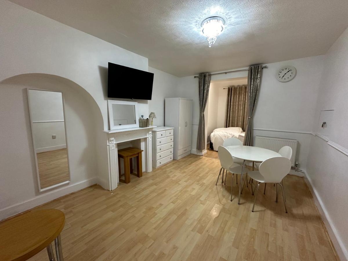 3Rd Studio Flat With Private Toilet And Bathroom Setup For Family Enjoyment 134 Keedonwood Road Bromley Exterior photo