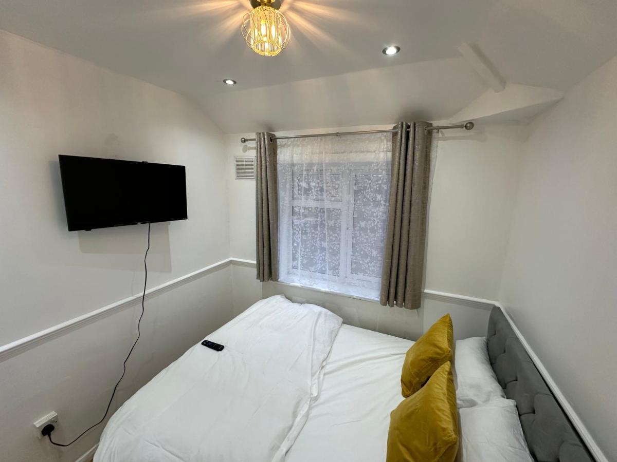 3Rd Studio Flat With Private Toilet And Bathroom Setup For Family Enjoyment 134 Keedonwood Road Bromley Exterior photo