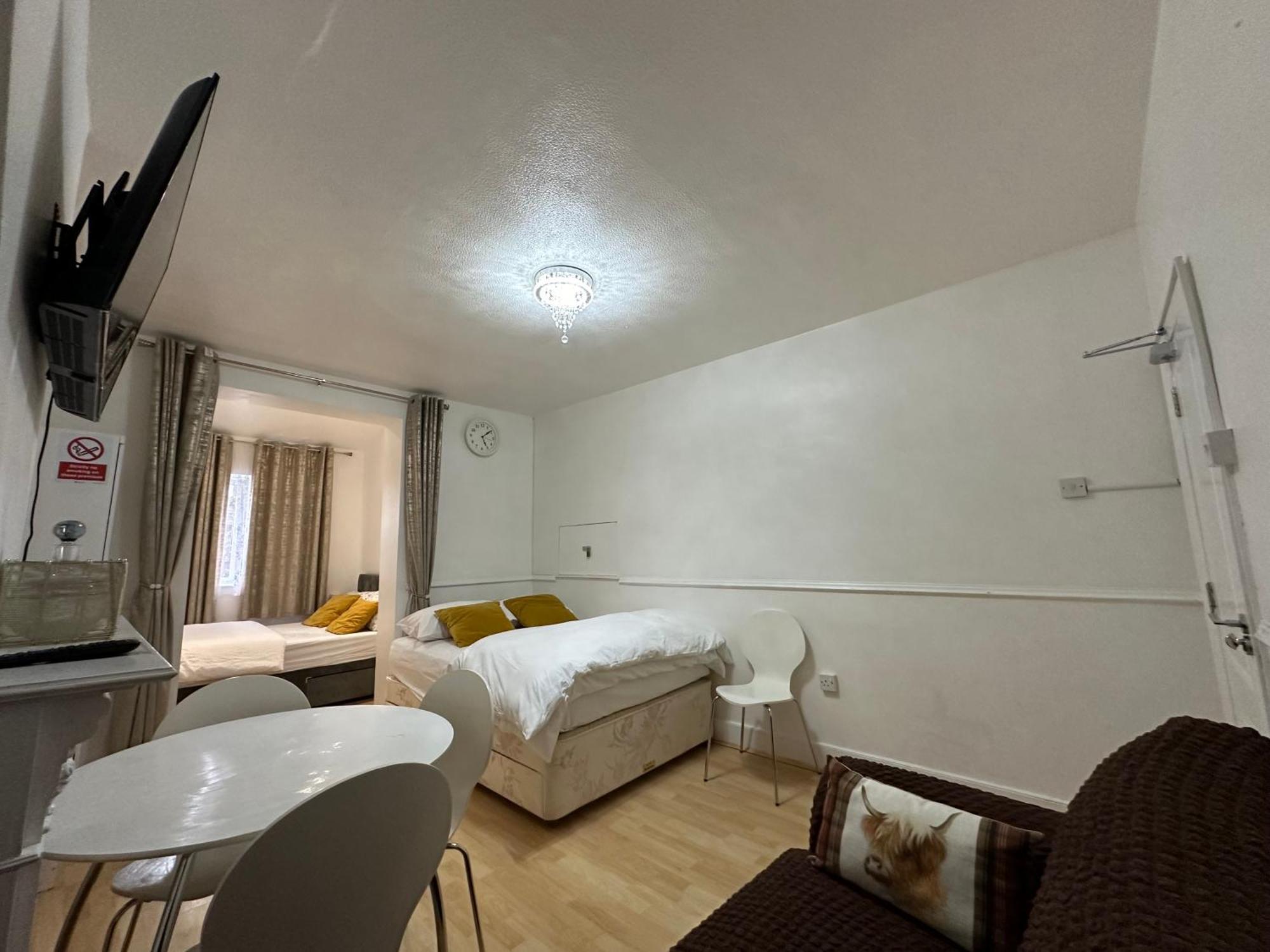 3Rd Studio Flat With Private Toilet And Bathroom Setup For Family Enjoyment 134 Keedonwood Road Bromley Exterior photo