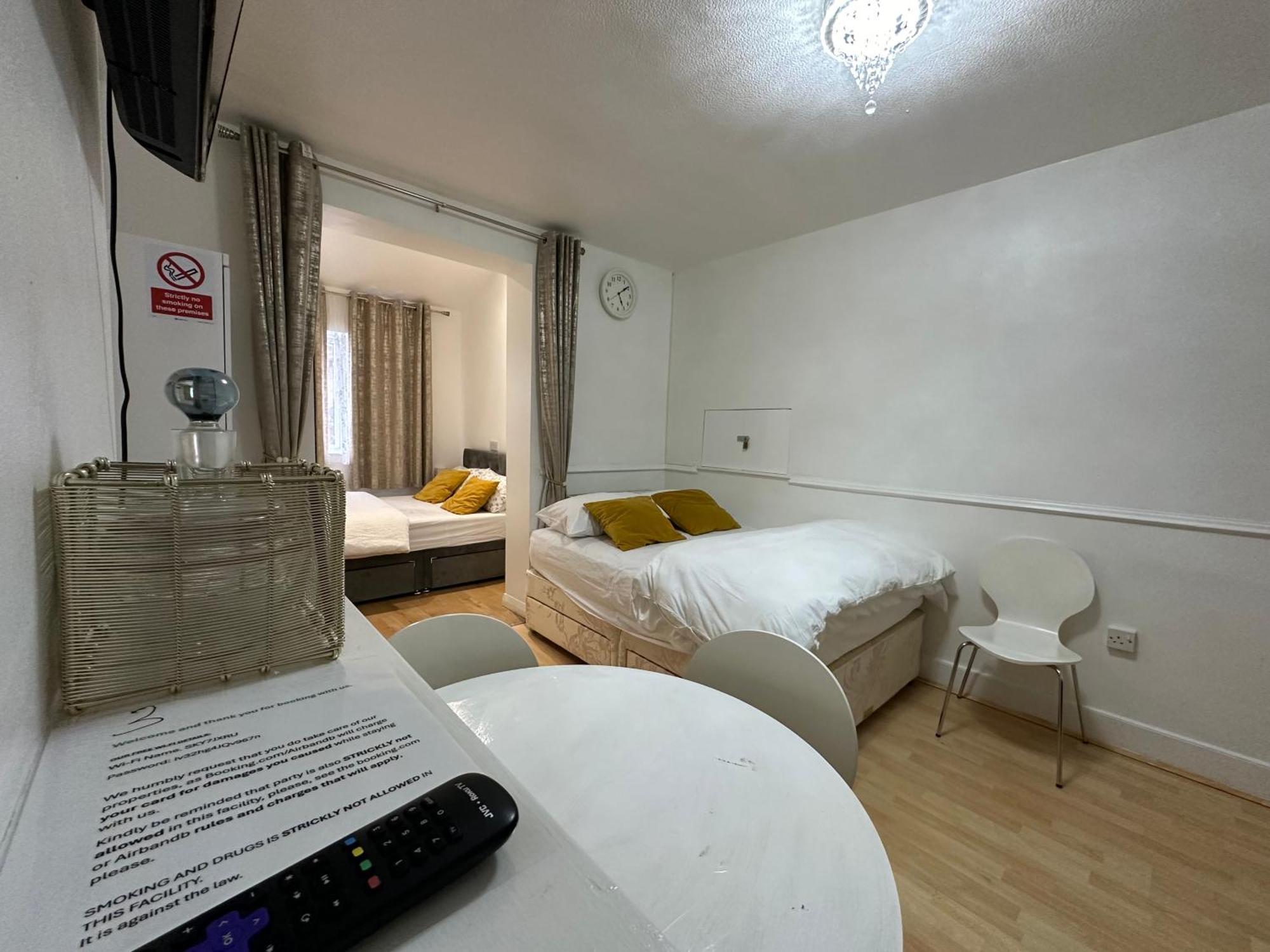 3Rd Studio Flat With Private Toilet And Bathroom Setup For Family Enjoyment 134 Keedonwood Road Bromley Exterior photo