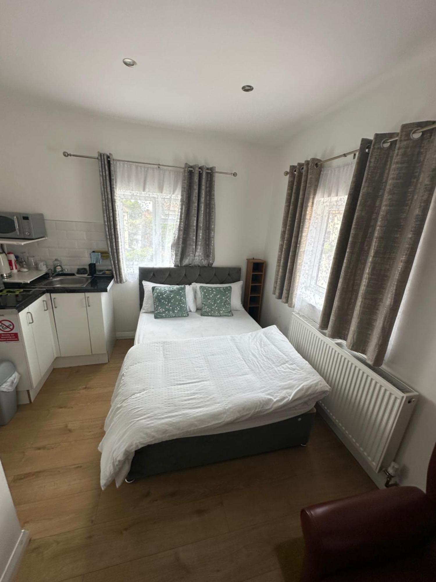 3Rd Studio Flat With Private Toilet And Bathroom Setup For Family Enjoyment 134 Keedonwood Road Bromley Exterior photo